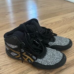 Youth wrestling shoes - size 13